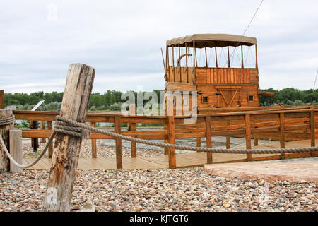 Landmarck storico di Lewis e Clark legno invecchiato in barca sul fiume sulla riva del fiume Missouri bismarck,ND Foto Stock