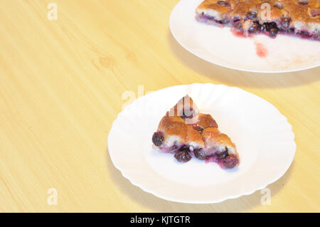 Fare la torta in Italia, con uve, impasto e zucchero. chiamata 'schiacciata con l'uva" tipico nella campagna toscana Foto Stock