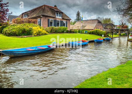 Incredibile turistica tradizionale villaggio olandese con barche colorate sui canali di acqua e le tradizionali case decorate, Giethoorn, Paesi Bassi, Europa Foto Stock