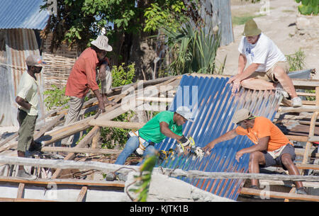 Uomini al lavoro sul villaggio di bonbon case ad Haiti dopo l uragano matthew distrutta in ottobre 2016. Foto Stock