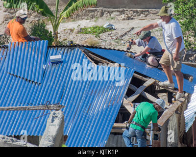 Uomini al lavoro sul villaggio di bonbon case ad Haiti dopo l uragano matthew distrutta in ottobre 2016. Foto Stock