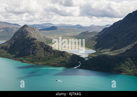 Vista dalla cresta Besseggen oltre Gjende e Ovre Leirungen laghi, Norvegia Foto Stock