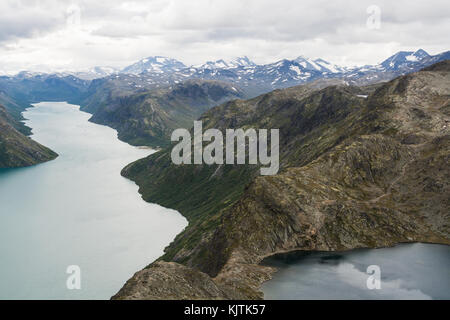 Vista dalla cresta Besseggen oltre il lago Gjende e Memurubu, Norvegia Foto Stock