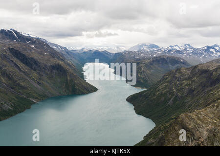 Vista dalla cresta Besseggen oltre il lago Gjende e Memurubu, Norvegia Foto Stock