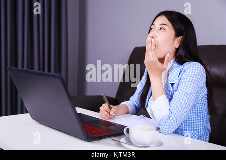 Young business woman sbadigli. sonno, stanco, esaurito dal oberati di lavoro Foto Stock