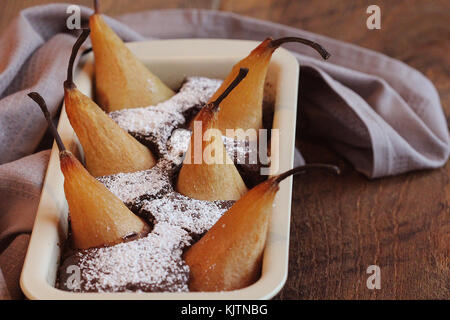 Pane al cioccolato torta con pere intere dentro al forno Foto Stock