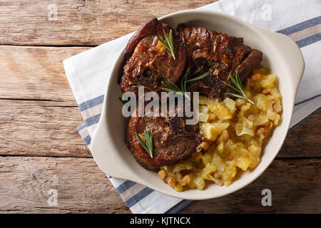 Il cibo indiano: bistecca di agnello e mostarda di mele speziate close-up in una ciotola sul tavolo. parte superiore orizzontale vista da sopra Foto Stock