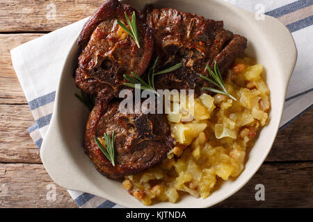 Bistecca di agnello con rosmarino e chutney di Apple in una ciotola di close-up. parte superiore orizzontale vista da sopra Foto Stock