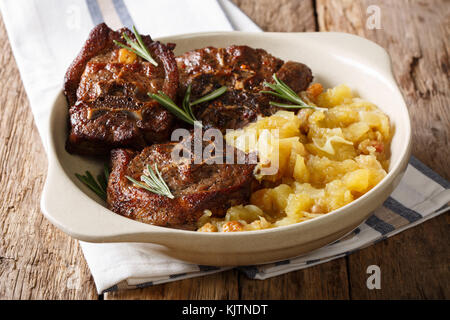 Cucina indiana: agnello fritto e Bistecca piccante salsa di apple close-up in una ciotola sul tavolo orizzontale. Foto Stock