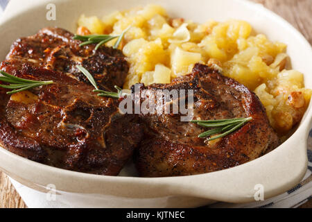 Bistecca di agnello con rosmarino e chutney di Apple in una ciotola di close-up orizzontale. Foto Stock