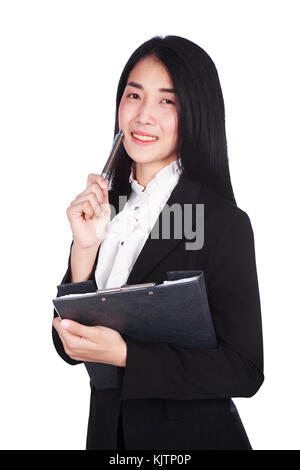 Sorridente business donna in tuta tenendo un blocco appunti e penna isolato su uno sfondo bianco Foto Stock