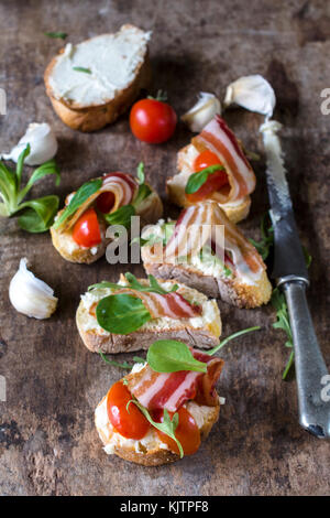 Popolare Italiana tradizionale bruschette con pancetta,fuoco selettivo Foto Stock