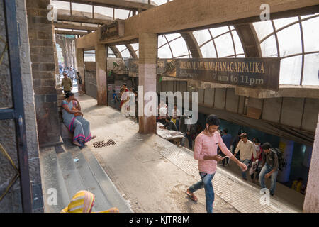 Ingresso di Chhatrapati Shivaji Terminus stazione ferroviaria in Mumbai, India Foto Stock