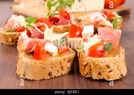 Piccoli panini sul tavolo di legno Foto Stock