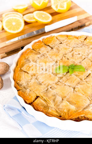 Il dolce tradizionale turca baklava con noci.Il fuoco selettivo sulla baklava Foto Stock