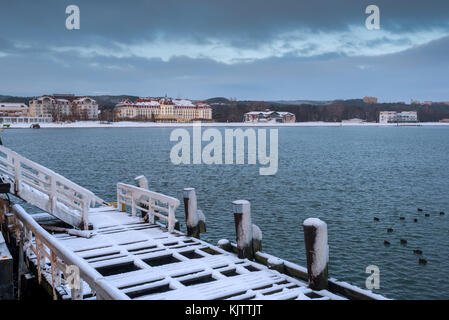 La mattina presto a coperta di neve pier in Sopot. paesaggio invernale. la Polonia. Foto Stock