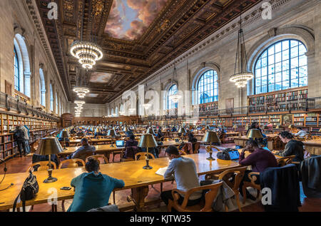 New York, Stati Uniti d'America, 24 Nov 2017. Sala di lettura principale presso la Biblioteca Pubblica di New York. Foto di Enrique Shore Foto Stock