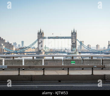 Anti-veicolo barriere erette sul marciapiede sul ponte di Londra nell'area di Borough, Southwark, Londra SE1 come un terrorismo Prevenzione misurare Foto Stock