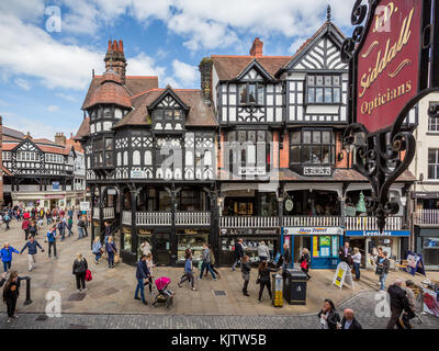 Edifici tudor in legno a Chester, Regno Unito Foto Stock