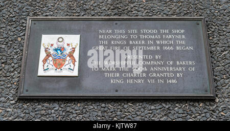 Londra, Regno Unito - 22 novembre 2017: Targa commemorativa del grande incendio di Londra nel 1666, Pudding Lane, Londra, Inghilterra, Regno Unito Foto Stock