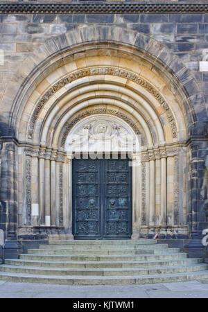 Porta storica della chiesa con scalini e arco ornato Foto Stock