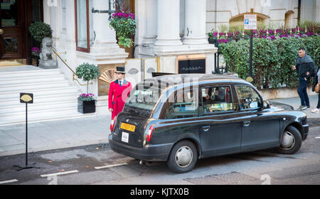 Maggiordomo tradizionale e Londra tassista nella parte anteriore del Mandarin Oriental Hyde Park, Londra Foto Stock