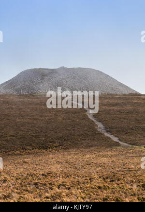 Regina Medb il cairn sulla sommità di Knocknarea, Sligo, Irlanda Foto Stock