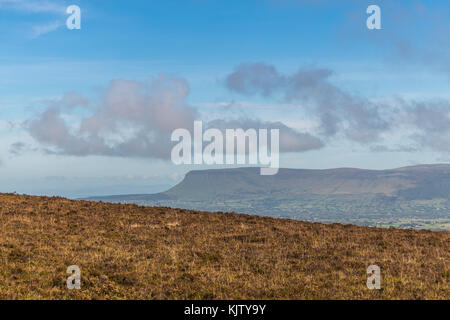 Vista panoramica di Benbulben nella Contea di Sligo Irlanda come visto dalla vetta del Knocknarea. Foto Stock