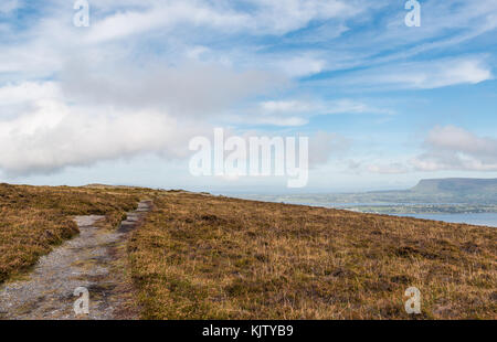 Vista panoramica di Benbulben nella Contea di Sligo Irlanda come visto dalla vetta del Knocknarea. Foto Stock