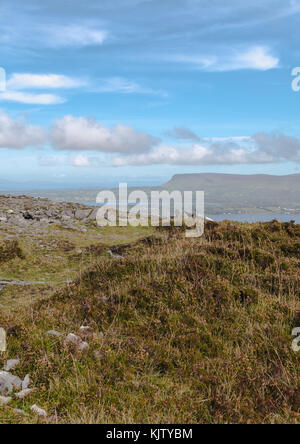 Vista panoramica di Benbulben nella Contea di Sligo Irlanda come visto dalla vetta del Knocknarea. Foto Stock