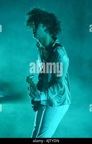 MIAMI FL - MAGGIO 11: Matthew Healy del 1975 si esibisce al Bayfront Park Amphitheatre il 11 Maggio 2016 a Miami, Florida. . Persone: Matteo Healy Foto Stock