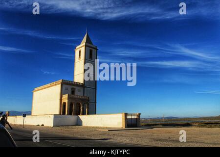 Chiesa isolata sotto il cielo blu sulla spiaggia Foto Stock