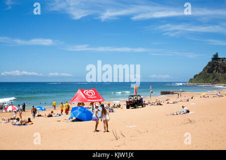 Spiaggia di Newport sulle spiagge settentrionali di Sydney nel nuovo Galles del Sud, Australia, in un giorno estivo con cielo blu Foto Stock