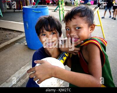 Antipolo city, Filippine - 25 novembre 2017: i ragazzi pongono e sorriso per la telecamera in un parco pubblico. Foto Stock