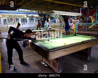 Antipolo city, Filippine - 25 novembre 2017: un uomo gioca biliardo presso un parco pubblico. Foto Stock