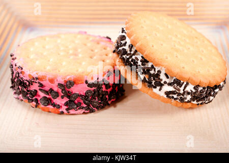 Due dolci biscotti torte di crema sulla piastra Foto Stock