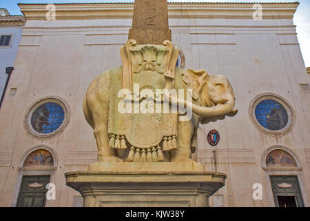 Elephant di Lorenzo Bernini con obelisco egiziano di fronte alla chiesa di Santa Maria Minerva nel centro di Roma, Italia, Europa Foto Stock