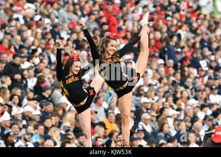 College Park, Maryland, Stati Uniti d'America. 25 Nov, 2017. Il Maryland Terrapins cheerleaders eseguire durante una grande conferenza 10 del gioco del calcio giocato al Maryland Stadium in College Park, MD. Penn State beat Maryland 66-3. Credito: Ken Inness/ZUMA filo/Alamy Live News Foto Stock