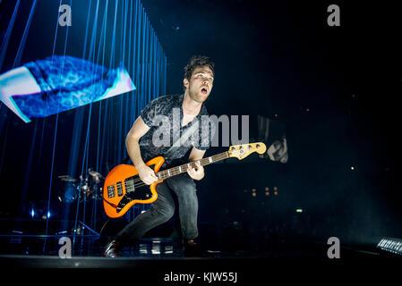 Nottingham, Regno Unito. Xxv novembre 2017. Mike Kerr e ben thatcher del rock inglese duo di sangue reale di esecuzione a nottingham's Motorpoint Arena, Regno Unito 25/11/2017 credit: gary mather/alamy live news Foto Stock