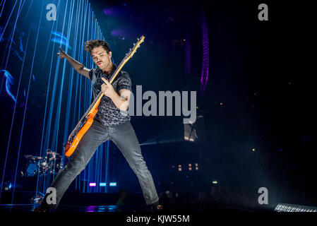 Nottingham, Regno Unito. Xxv novembre 2017. Mike Kerr e ben thatcher del rock inglese duo di sangue reale di esecuzione a nottingham's Motorpoint Arena, Regno Unito 25/11/2017 credit: gary mather/alamy live news Foto Stock