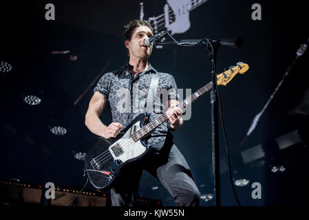 Nottingham, Regno Unito. Xxv novembre 2017. Mike Kerr e ben thatcher del rock inglese duo di sangue reale di esecuzione a nottingham's Motorpoint Arena, Regno Unito 25/11/2017 credit: gary mather/alamy live news Foto Stock