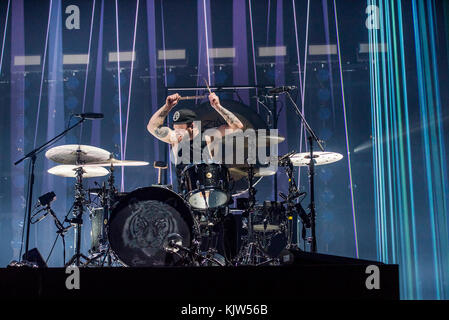 Nottingham, Regno Unito. Xxv novembre 2017. Mike Kerr e ben thatcher del rock inglese duo di sangue reale di esecuzione a nottingham's Motorpoint Arena, Regno Unito 25/11/2017 credit: gary mather/alamy live news Foto Stock