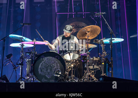 Nottingham, Regno Unito. Xxv novembre 2017. Mike Kerr e ben thatcher del rock inglese duo di sangue reale di esecuzione a nottingham's Motorpoint Arena, Regno Unito 25/11/2017 credit: gary mather/alamy live news Foto Stock