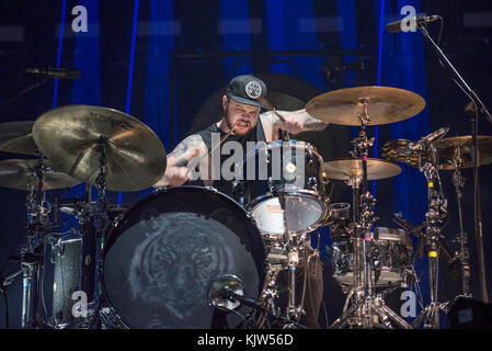 Nottingham, Regno Unito. Xxv novembre 2017. Mike Kerr e ben thatcher del rock inglese duo di sangue reale di esecuzione a nottingham's Motorpoint Arena, Regno Unito 25/11/2017 credit: gary mather/alamy live news Foto Stock