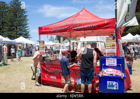 Sydney, Australia. 26 Nov, 2017. Domenica 26 novembre 2017. Newport un sobborgo di Sydney mantiene la sua annuale Giornata di mercato evento accanto alla spiaggia, con stallholders vendono artigianato,arte e abbigliamento. Sydney, Australia. Nella foto bancarella vendendo Turkish Gozleme credito alimentare: martin berry/Alamy Live News Foto Stock