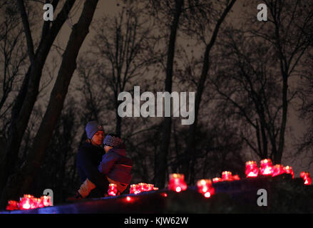 Kiev, Ucraina. 25 novembre 2017. Il ragazzo e suo fratello sono in piedi vicino a un monumento alle vittime della grande carestia a Kiev, Ucraina, il 25 novembre 2017. L'Holodomor fu una carestia provocata dall'uomo dalle autorità sovietiche, guidate dal dittatore Stalin. Il risultato fu la morte di più di cinque milioni di ucraini. Crediti: Anatolii Stepanov/ZUMA Wire/Alamy Live News Foto Stock