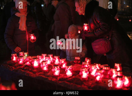 Kiev, Ucraina. 25 novembre 2017. Ucraini candele accese vicino a un monumento alle vittime della grande carestia a Kiev, Ucraina, 25 novembre 2017. L'Holodomor fu una carestia provocata dall'uomo dalle autorità sovietiche, guidate dal dittatore Stalin. Il risultato fu la morte di più di cinque milioni di ucraini. Crediti: Anatolii Stepanov/ZUMA Wire/Alamy Live News Foto Stock