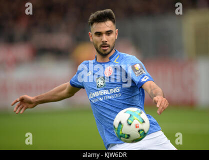 Mainz' Gerrit Holtmann in azione durante la partita di calcio della Bundesliga tedesca tra l'SC Friburgo e l'FSV Mainz a Friburgo in Breisgau, Germania, il 25 novembre 2017. Foto: Patrick seeger/dpa Foto Stock