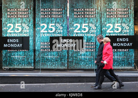 Glasgow, Regno Unito. 26 Nov, 2017. I cacciatori di affari affluiscono a Buchanan Street, Glasgow anche sapere come Glasgow Stile del miglio a causa della qualità dello shopping la domenica di venerdì nero fine settimana per sfruttare le prime vendite e per comprare i regali di Natale Credit: Findlay/Alamy Live News Foto Stock