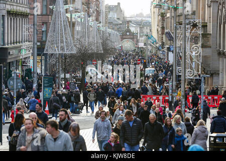 Glasgow, Regno Unito. 26 Nov, 2017. I cacciatori di affari affluiscono a Buchanan Street, Glasgow anche sapere come Glasgow Stile del miglio a causa della qualità dello shopping la domenica di venerdì nero fine settimana per sfruttare le prime vendite e per comprare i regali di Natale Credit: Findlay/Alamy Live News Foto Stock